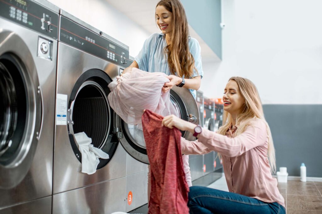 women in the self service laundry h9y42s6.jpg